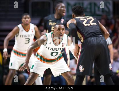 1. Februar 2017: Miami-Garde Ja'Quan Newton (0) beobachtet den Florida State Guard Xavier Rathan-Mayes (22), während er während des NCAA-Basketballspiels zwischen den Florida State University Seminoles und den University of Miami Hurricanes im Watsco Center in Coral Gables, Florida, verteidigt. Florida State besiegte Miami von 75 bis 57. Mario Houben/CSM(Kreditbild: &Copy; Mario Houben/CSM via ZUMA Wire) Stockfoto