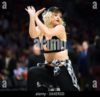 1. Februar 2017: Das Miami Sunsations Dance Team tritt für das Publikum während des NCAA Basketballspiels zwischen den Florida State University Seminoles und den University of Miami Hurricanes im Watsco Center in Coral Gables, Florida auf. Florida State besiegte Miami von 75 bis 57. Mario Houben/CSM(Kreditbild: &Copy; Mario Houben/CSM via ZUMA Wire) Stockfoto