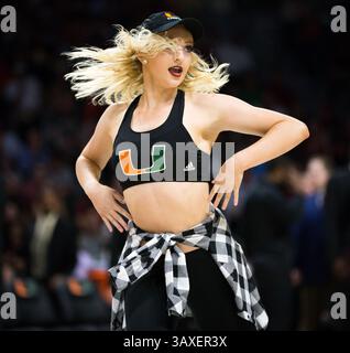 1. Februar 2017: Das Miami Sunsations Dance Team tritt für das Publikum während des NCAA Basketballspiels zwischen den Florida State University Seminoles und den University of Miami Hurricanes im Watsco Center in Coral Gables, Florida auf. Florida State besiegte Miami von 75 bis 57. Mario Houben/CSM(Kreditbild: &Copy; Mario Houben/CSM via ZUMA Wire) Stockfoto