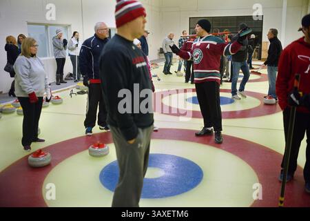 24. Januar 2017 - Lakeville, MN, USA - am 24. Januar 2017 nahmen mehrere Dutzend Leute Unterricht und lernten, wie man sich in Lakeville, Minn. Der schottische Eisstocksport wandert von der Iron Range ab und steigt in den Twin Cities an Popularität. Letzte Woche war die Eröffnung von Dakota Curling, dem fünften Curlingclub der Metro-Region und dem vierten seit 2012. (Bild: © Richard Tsong-Taatarii/TNS via ZUMA Wire) Stockfoto