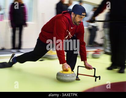 24. Januar 2017 – Lakeville, MN, USA – Aaron Martineau verwendet eine Halterung, um seinen Stein am 24. Januar 2017 in Lakeville, Minnt, in Richtung des über 100 Meter entfernten Bullseye zu werfen. Der schottische Eisstocksport wandert von der Iron Range ab und steigt in den Twin Cities an Popularität. Letzte Woche war die Eröffnung von Dakota Curling, dem fünften Curlingclub der Metro-Region und dem vierten seit 2012. (Bild: © Richard Tsong-Taatarii/TNS via ZUMA Wire) Stockfoto