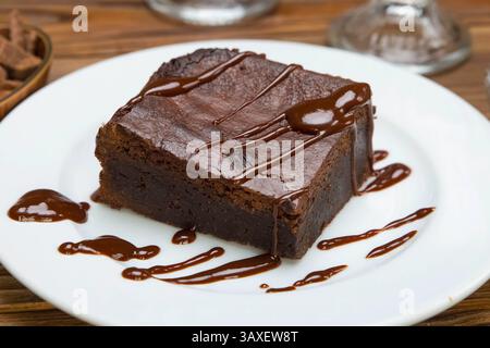 Ein Stück Biskuitkuchen mit Sirup. Biskuit auf einem Teller. Stockfoto