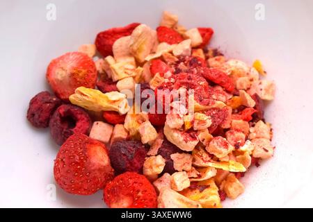 Gefriergetrocknete Früchte, Erdbeeren, Himbeeren und andere in einem Teller. Stockfoto