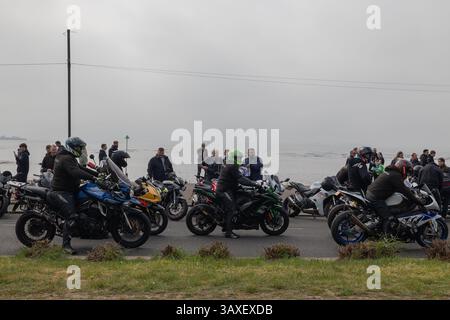 Southend on Sea, Großbritannien. April 2025. Motorradbegeisterte treffen sich entlang einer nebeligen Küstenstraße, mit geparkten Fahrrädern auf dem Bürgersteig und Fahrern, die Gespräche führen. Die neblige Meereslandschaft verleiht dieser Gemeinschaftsszene eine stimmungsvolle Atmosphäre, die die britische Motorradkultur und Freizeit am Meer widerspiegelt. Hunderte von Motorrädern säumen die Küste am Ende einer Fahrt vom Ace Café. Die Veranstaltung Southend Shakedown kehrt dieses Jahr nach einer zweijährigen Unterbrechung aufgrund von Finanzierungsproblemen zurück. Penelope Barritt/Alamy Live News Stockfoto