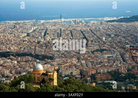 Dezember 2016 - Barcelona, Spanien - Blick und Skyline von Barcelona vom Tibidabo. Tibidabo ist ein Berg mit Blick auf Barcelona, Katalonien, Spanien. Mit 512 Metern ist er der höchste Berg in der Serra de Collserola. Steil nach Nordwesten erhebt sich die Stadt mit spektakulärem Blick auf die umliegende Küste. Es gibt einen Vergnügungspark, einen Telekommunikationsturm (Torre de Collserola) und eine katholische Kirche, den Tempel de Sagrat Cor, oben, die alle von einem Großteil der Stadt aus sichtbar sind. (Bild: © Sergi Reboredo via ZUMA Wire) Stockfoto