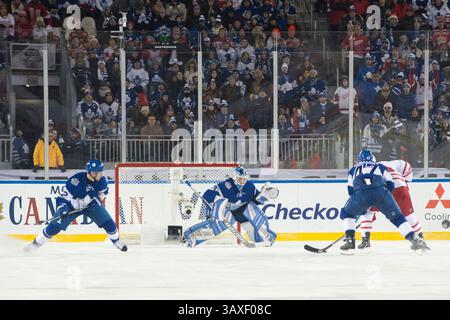 1. Januar 2017: Der Torwart Frederik Andersen (31) der Toronto Maple Leafs, Leo Komarov (47), verteidigt die Toronto Maple Leafs bei der Scotiabank NHL Centennial Classic 2017 zwischen den Toronto Maple Leafs und den Detroit Red Wings im Exhibition Stadium in Toronto, Ontario, Kanada. Die Toronto Maple Leafs besiegen die Detroit Red Wings 5-4 in Überstunden. Obligatorischer Kredit: Kostas Lymperopoulos/CSM (Kredit-Bild: &Copy; Kostas Lymperopoulos/CSM via ZUMA Wire) Stockfoto