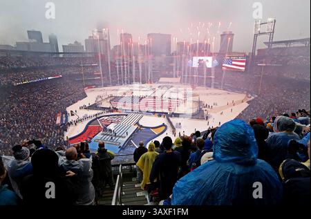 2. Januar 2017 – St. Louis, MO, USA – Fans von St. Louis Blues sehen sich die Eröffnungszeremonien von Section 354 am Montag, 2. Januar 2017 im Busch Stadium an, bevor das NHL Winter Classic Spiel zwischen den Blues und den Chicago Blackhawks beginnt. (Kreditbild: © Christian Gooden/TNS via ZUMA Wire) Stockfoto