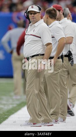 Januar 2017 New Orleans, LA USA: Oklahoma Head Coach Bob Stoops während des NCAA Allstate Sugar Bowl Fußballspiels zwischen Auburn Tigers und den Oklahoma Sooners 35-19 im Mercedes-Benz Superdome New Orleans, LA. Thurman James/CSM(Credit Image: &Copy; Thurman James/CSM via ZUMA Wire) Stockfoto