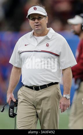 Januar 2017 New Orleans, LA USA: Oklahoma Head Coach Bob Stoops während des NCAA Allstate Sugar Bowl Fußballspiels zwischen Auburn Tigers und den Oklahoma Sooners 35-19 im Mercedes-Benz Superdome New Orleans, LA. Thurman James/CSM(Credit Image: &Copy; Thurman James/CSM via ZUMA Wire) Stockfoto
