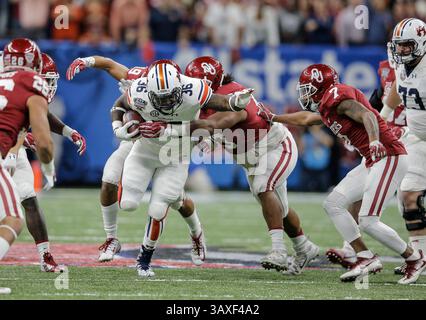 Januar 2017 New Orleans, LA USA: Auburn Running Back Kamryn Pettway (36) Spielstatistik 24 Carrier für 103 Yards während des NCAA Allstate Sugar Bowl Fußballspiels zwischen Auburn Tigers und den Oklahoma Sooners 19-35 verloren im Mercedes-Benz Superdome New Orleans, LA. Thurman James/CSM(Credit Image: &Copy; Thurman James/CSM via ZUMA Wire) Stockfoto