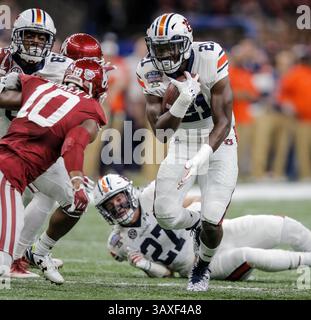 Januar 2017 New Orleans, LA USA: Auburn Running Back Kerryon Johnson (21) Spielstatistik 9 Carrier für 38 Yards während des NCAA Allstate Sugar Bowl Fußballspiels zwischen Auburn Tigers und den Oklahoma Sooners 19-35 verloren im Mercedes-Benz Superdome New Orleans, LA. Thurman James/CSM(Credit Image: &Copy; Thurman James/CSM via ZUMA Wire) Stockfoto