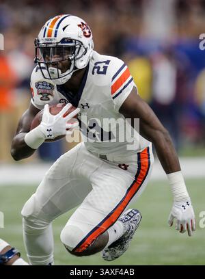 Januar 2017 New Orleans, LA USA: Auburn Running Back Kerryon Johnson (21) Spielstatistik 9 Carrier für 38 Yards während des NCAA Allstate Sugar Bowl Fußballspiels zwischen Auburn Tigers und den Oklahoma Sooners 19-35 verloren im Mercedes-Benz Superdome New Orleans, LA. Thurman James/CSM(Credit Image: &Copy; Thurman James/CSM via ZUMA Wire) Stockfoto