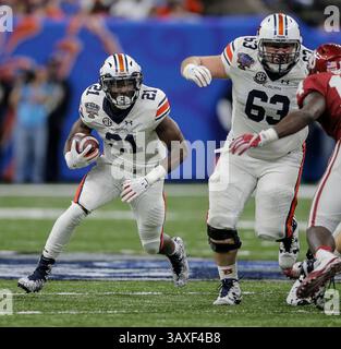 Januar 2017 New Orleans, LA USA: Auburn Running Back Kerryon Johnson (21) Spielstatistik 9 Carrier für 38 Yards während des NCAA Allstate Sugar Bowl Fußballspiels zwischen Auburn Tigers und den Oklahoma Sooners 19-35 verloren im Mercedes-Benz Superdome New Orleans, LA. Thurman James/CSM(Credit Image: &Copy; Thurman James/CSM via ZUMA Wire) Stockfoto