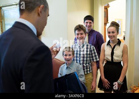 31. Mai 2013 – Washington, DC – Präsident Barack Obama hält einen Yoyo im Gespräch mit Gästen von Colleen Curtis, ehemaliger Director of Digital Content, im Outer Oval Office, am 31. Mai 2013. Die Kinder, von links, Jack Skennion, Elijah Kirat, Brendan Skennion, und Abagail Kirat begleitete ihre Tante zu ihrem Abreisefoto mit dem Präsidenten im Oval Office. . (Kreditbild: © Pete Souza/das Weiße Haus/ZUMAPRESS.com) Stockfoto