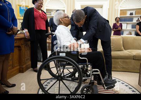24. Mai 2013 – Washington, DC – Präsident Barack Obama spricht mit Thelma Maxine Pippen McNair, Mutter von Denise McNair, nachdem er am 24. Mai 2013 H.R. 360 im Oval Office unterschrieben hatte. Das Gesetz sieht die Verleihung einer Goldmedaille des Kongresses vor, um an das Leben der vier jungen afroamerikanischen Opfer des Bombenanschlags auf die sechzehnte Street Baptist Church in Birmingham, Alabama, im September 1963 zu erinnern. (Offizielles Foto des Weißen Hauses von Pete Souza) ....dieses offizielle Foto des Weißen Hauses wird nur für die Veröffentlichung durch Nachrichtenorganisationen und/oder für den persönlichen Gebrauch zur Verfügung gestellt Stockfoto