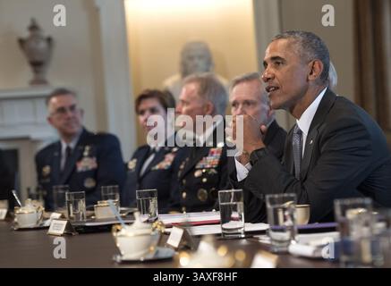 4. Januar 2017: Washington, District of Columbia, Vereinigte Staaten von Amerika – Präsident BARACK OBAMA spricht mit den Medien, während er sich mit den Joint Chiefs of Staff und Combatant Commanders im Kabinettsraum des Weißen Hauses trifft. (Foto: © Kevin Dietsch/Pool/CNP via ZUMA Wire) Stockfoto