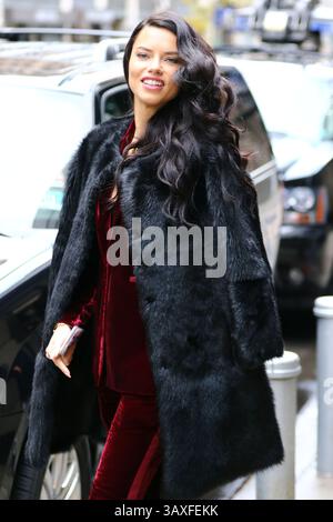 5. Dezember 2016: New York, New York, USA: Victoria's Secret Model ADRIANA LIMA verlässt nach einem Auftritt auf der Wendy Williams Show. (Foto: © Zelig Shaul/Ace Pictures via ZUMA Press) Stockfoto
