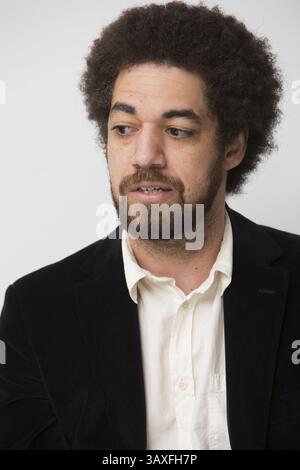 5. Dezember 2016: Hollywood, Kalifornien, USA: BRIAN JOSEPH BURTON, bekannt als Danger Mouse, Mitautor des Titelsongs Gold für den gleichnamigen Film. Danger Mouse: Brian Joseph Burton (* 29. Juli 1977 in Danger Mouse) ist ein US-amerikanischer Musiker, Songwriter und Produzent. Er wurde 2004 bekannt, als er das Album Grey veröffentlichte. Er gründete Gnarls Barkley mit CeeLo Green und produzierte die Alben St. Elywhere und The Odd Couple. 2009 arbeitete er mit James Mercer von der Indie-Rock-Band The Shins zusammen, um die Band Broken Bells zu gründen. In Additiv Stockfoto