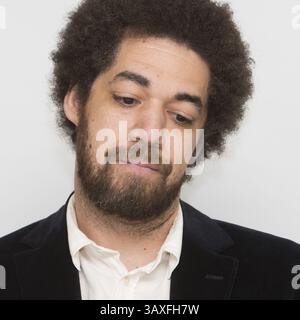 5. Dezember 2016: Hollywood, Kalifornien, USA: BRIAN JOSEPH BURTON, bekannt als Danger Mouse, Mitautor des Titelsongs Gold für den gleichnamigen Film. Danger Mouse: Brian Joseph Burton (* 29. Juli 1977 in Danger Mouse) ist ein US-amerikanischer Musiker, Songwriter und Produzent. Er wurde 2004 bekannt, als er das Album Grey veröffentlichte. Er gründete Gnarls Barkley mit CeeLo Green und produzierte die Alben St. Elywhere und The Odd Couple. 2009 arbeitete er mit James Mercer von der Indie-Rock-Band The Shins zusammen, um die Band Broken Bells zu gründen. In Additiv Stockfoto