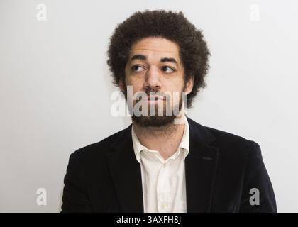 5. Dezember 2016: Hollywood, Kalifornien, USA: BRIAN JOSEPH BURTON, bekannt als Danger Mouse, Mitautor des Titelsongs Gold für den gleichnamigen Film. Danger Mouse: Brian Joseph Burton (* 29. Juli 1977 in Danger Mouse) ist ein US-amerikanischer Musiker, Songwriter und Produzent. Er wurde 2004 bekannt, als er das Album Grey veröffentlichte. Er gründete Gnarls Barkley mit CeeLo Green und produzierte die Alben St. Elywhere und The Odd Couple. 2009 arbeitete er mit James Mercer von der Indie-Rock-Band The Shins zusammen, um die Band Broken Bells zu gründen. In Additiv Stockfoto