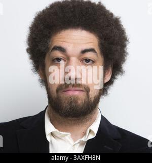 5. Dezember 2016: Hollywood, Kalifornien, USA: BRIAN JOSEPH BURTON, bekannt als Danger Mouse, Mitautor des Titelsongs Gold für den gleichnamigen Film. Danger Mouse: Brian Joseph Burton (* 29. Juli 1977 in Danger Mouse) ist ein US-amerikanischer Musiker, Songwriter und Produzent. Er wurde 2004 bekannt, als er das Album Grey veröffentlichte. Er gründete Gnarls Barkley mit CeeLo Green und produzierte die Alben St. Elywhere und The Odd Couple. 2009 arbeitete er mit James Mercer von der Indie-Rock-Band The Shins zusammen, um die Band Broken Bells zu gründen. In Additiv Stockfoto