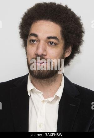 5. Dezember 2016: Hollywood, Kalifornien, USA: BRIAN JOSEPH BURTON, bekannt als Danger Mouse, Mitautor des Titelsongs Gold für den gleichnamigen Film. Danger Mouse: Brian Joseph Burton (* 29. Juli 1977 in Danger Mouse) ist ein US-amerikanischer Musiker, Songwriter und Produzent. Er wurde 2004 bekannt, als er das Album Grey veröffentlichte. Er gründete Gnarls Barkley mit CeeLo Green und produzierte die Alben St. Elywhere und The Odd Couple. 2009 arbeitete er mit James Mercer von der Indie-Rock-Band The Shins zusammen, um die Band Broken Bells zu gründen. In Additiv Stockfoto