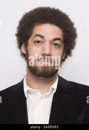 5. Dezember 2016: Hollywood, Kalifornien, USA: BRIAN JOSEPH BURTON, bekannt als Danger Mouse, Mitautor des Titelsongs Gold für den gleichnamigen Film. Danger Mouse: Brian Joseph Burton (* 29. Juli 1977 in Danger Mouse) ist ein US-amerikanischer Musiker, Songwriter und Produzent. Er wurde 2004 bekannt, als er das Album Grey veröffentlichte. Er gründete Gnarls Barkley mit CeeLo Green und produzierte die Alben St. Elywhere und The Odd Couple. 2009 arbeitete er mit James Mercer von der Indie-Rock-Band The Shins zusammen, um die Band Broken Bells zu gründen. In Additiv Stockfoto