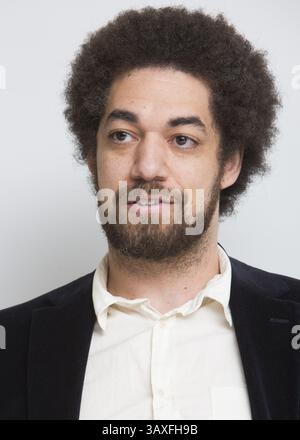 5. Dezember 2016: Hollywood, Kalifornien, USA: BRIAN JOSEPH BURTON, bekannt als Danger Mouse, Mitautor des Titelsongs Gold für den gleichnamigen Film. Danger Mouse: Brian Joseph Burton (* 29. Juli 1977 in Danger Mouse) ist ein US-amerikanischer Musiker, Songwriter und Produzent. Er wurde 2004 bekannt, als er das Album Grey veröffentlichte. Er gründete Gnarls Barkley mit CeeLo Green und produzierte die Alben St. Elywhere und The Odd Couple. 2009 arbeitete er mit James Mercer von der Indie-Rock-Band The Shins zusammen, um die Band Broken Bells zu gründen. In Additiv Stockfoto