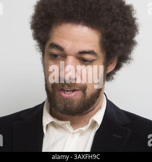 5. Dezember 2016: Hollywood, Kalifornien, USA: BRIAN JOSEPH BURTON, bekannt als Danger Mouse, Mitautor des Titelsongs Gold für den gleichnamigen Film. Danger Mouse: Brian Joseph Burton (* 29. Juli 1977 in Danger Mouse) ist ein US-amerikanischer Musiker, Songwriter und Produzent. Er wurde 2004 bekannt, als er das Album Grey veröffentlichte. Er gründete Gnarls Barkley mit CeeLo Green und produzierte die Alben St. Elywhere und The Odd Couple. 2009 arbeitete er mit James Mercer von der Indie-Rock-Band The Shins zusammen, um die Band Broken Bells zu gründen. In Additiv Stockfoto