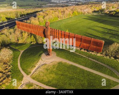 Gateshead UK: 13. April 2025: Nahaufnahme der Skulptur des Angels des Nordens des Künstlers Antony Gormley erhöhte Drohnenposition Stockfoto