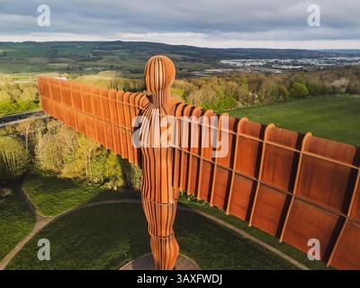 Gateshead UK: 13. April 2025: Nahaufnahme der Skulptur des Angels des Nordens des Künstlers Antony Gormley erhöhte Drohnenposition Stockfoto