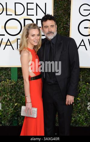 8. Januar 2017 – Los Angeles, Kalifornien, USA – JEFFREY DEAN MORGAN UND EHEFRAU HILARIE BURTON kommen für die 74. Jährlichen Golden Globe Awards im Beverly Hilton in Beverly Hills. (Bild: © Kevin Sullivan via ZUMA Wire) Stockfoto