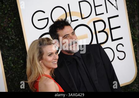 8. Januar 2017 – Los Angeles, Kalifornien, USA – JEFFREY DEAN MORGAN UND EHEFRAU HILARIE BURTON kommen für die 74. Jährlichen Golden Globe Awards im Beverly Hilton in Beverly Hills. (Bild: © Kevin Sullivan via ZUMA Wire) Stockfoto