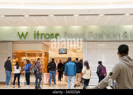 London UK, Ostermontag, 21. April 2025. Die Einkäufer stürmen in den Waitrose Supermarkt, sobald sich eine der Rollladentüren öffnete, nachdem sie am Ostersonntag geschlossen waren, um am Montag an Feiertagen zu handeln. England Großbritannien. Quelle: Glosszoom/Alamy Live News Stockfoto