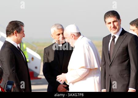 Masrur Barzani / Masrour Barzani (Premierminister Autonome Region Kurdistan), Papst Franziskus und Nidschirfan Barzani / Nechirvan Barzani (Präsident Autonome Region Kurdistan) beim Besuch von Papst Franziskus in der Autonomen Region Kurdistan im Nordirak. Erbil, 07.03.2021 Stockfoto