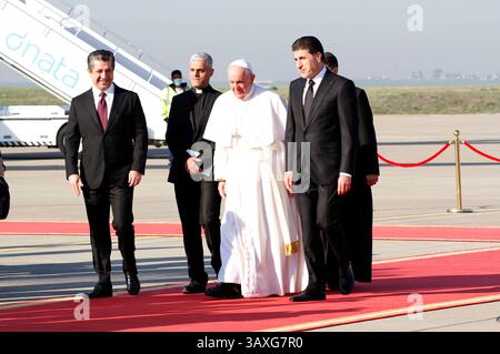 Masrur Barzani / Masrour Barzani (Premierminister Autonome Region Kurdistan), Papst Franziskus und Nidschirfan Barzani / Nechirvan Barzani (Präsident Autonome Region Kurdistan) beim Besuch von Papst Franziskus in der Autonomen Region Kurdistan im Nordirak. Erbil, 07.03.2021 Stockfoto