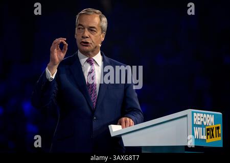 Nigel Farage, Vorsitzender und Parlamentsabgeordneter von Clacton, spricht während der Wahlkampfkundgebung der Reformpartei in der Utilita Arena in Birmingham, England, an die Menge. Stockfoto