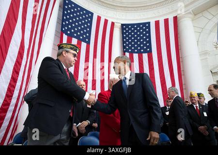 11. November 2016: Arlington, Vereinigte Staaten von Amerika - US-Präsident Barack Obama schüttelt Donald E. Larson, National President of the Fleet Reserve Association, die Hand, nachdem er während des Veterans Day am Memorial Amphitheater am 11. November 2016 in Arlington, Virginia, eine Rede gehalten hat. Barack Hussein Obama II (* 4. August 1961) ist der 44. Präsident der Vereinigten Staaten. Er ist der erste Afroamerikaner, der ins Amt gewählt wurde und der erste Präsident, der außerhalb der angrenzenden Vereinigten Staaten geboren wurde. Obama, geboren in Honolulu, Hawaii, ist Absolvent der Columbia University Stockfoto