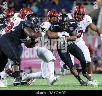 17. Dezember 2016: Der Linebacker Xavier Woodson-Luster (55) von Arkansas State Red Wolves bekämpft im 2. Quartal des Spiels zwischen den Arkansas State Red Wolves und den Central Florida Knights im AutoNation Cure Bowl 2016 im Camping World Stadium in Orlando, Florida. Del Mecum/CSM (Kreditbild: &Copy; Del Mecum/CSM via ZUMA Wire) Stockfoto