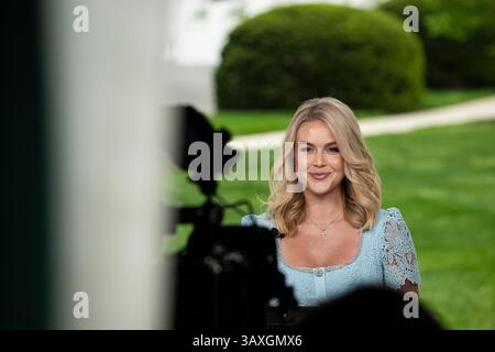 Washington, USA. April 2025. Pressesprecherin Karoline Leavitt spricht am Montag, den 21. April, vor dem Weißen Haus in Washington, DC, vor Medien. 2025. (Graeme Sloan/SIPA USA) Credit: SIPA USA/Alamy Live News Stockfoto