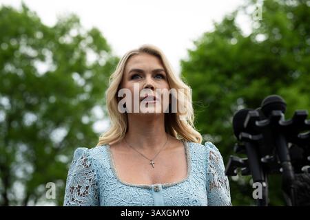 Washington, USA. April 2025. Pressesprecherin Karoline Leavitt spricht am Montag, den 21. April, vor dem Weißen Haus in Washington, DC, vor Medien. 2025. (Graeme Sloan/SIPA USA) Credit: SIPA USA/Alamy Live News Stockfoto
