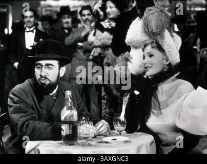 ZSA ZSA GABOR (* 6. Februar 1917 in Sari Gabor, geboren am 18. Dezember 2016) war eine Ungarisch-amerikanische Schauspielerin und Sozialistin. Miss Ungarn wanderte 1936 in die Vereinigten Staaten aus und wurde 1941 zu einer gefragten Schauspielerin. Außerhalb ihrer Schauspielkarriere war Gabor vor allem für ihren extravaganten Hollywood-Lebensstil, ihre glamouröse Persönlichkeit und ihre vielen Ehen bekannt. Sie hatte neun Ehemänner, darunter den Hotelmagnaten Conrad Hilton und den Schauspieler George Sanders. IM BILD: JOSE FERRER als Henri de Toulouse-Lautrec und ZSA ZSA GABOR als Jane Avril in einer Szene aus dem Film Moulin Rouge aus dem Jahr 1952. (Kreditbild: © Moulin Product Stockfoto