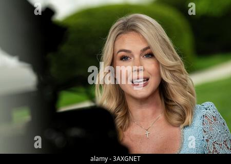 Washington, USA. April 2025. Pressesprecherin Karoline Leavitt spricht am Montag, den 21. April, vor dem Weißen Haus in Washington, DC, vor Medien. 2025. (Graeme Sloan/SIPA USA) Credit: SIPA USA/Alamy Live News Stockfoto