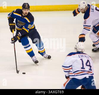 19. Dezember 2016: St. Louis Blues Center Patrik Berglund (21) bereitet sich darauf vor, während eines NHL-Hockeyspiels zwischen den Saint Louis Blues und den Edmonton Oilers im Scottrade Center in Saint Louis, Missouri, einen Pass zu machen. Ryan Michalesko/CSM(Kreditbild: &Copy; Ryan Michalesko/CSM via ZUMA Wire) Stockfoto
