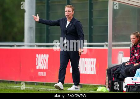 Utrecht, Niederlande. April 2025. Utrecht - Cheftrainer Jessica Torny von Feyenoord V1 während der zwanzigsten Runde der Azerion Vrouwen Eredivisie in der Saison 2024/2025. Das Spiel findet am 21. April 2025 im Trainingskomplex Zoudenbalch in Utrecht statt. Credit: Box to Box Pictures/Alamy Live News Stockfoto