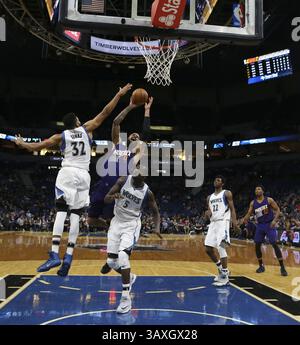 19. Dezember 2016 - Minneapolis, MN, USA - Phoenix Suns Center Tyson Chandler (4) versucht in der ersten Hälfte am Montag, 19. Dezember 2016 in Minneapolis, Minn., über die Verteidigung des Minnesota Timberwolves Center zu schießen Karl-Anthony Towns (32) (Credit Image: © Jeff Wheeler/TNS via ZUMA Wire) Stockfoto