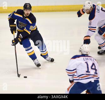 19. Dezember 2016: St. Louis Blues Center Patrik Berglund (21) bereitet sich darauf vor, während eines NHL-Hockeyspiels zwischen den Saint Louis Blues und den Edmonton Oilers im Scottrade Center in Saint Louis, Missouri, einen Pass zu machen. Ryan Michalesko/CSM(Kreditbild: &Copy; Ryan Michalesko/CSM via ZUMA Wire) Stockfoto