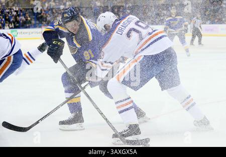 19. Dezember 2016 - St. Louis, MO, USA - St. Louis Blues, rechter Flügel Vladimir Tarasenko (links) tritt am Montag, 19. Dezember 2016, im Scottrade Center in St. Louis, Mo. um den Puck gegen Edmonton Oilers Center Leon Draisaitl an (Credit Image: © Chris Lee/TNS via ZUMA Wire) Stockfoto