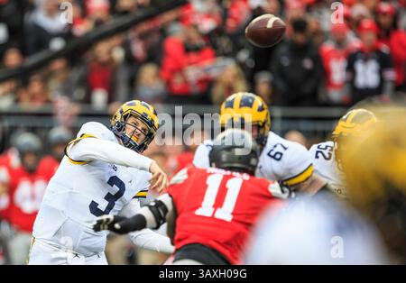 26. November 2016: Der Michigan Wolverines Quarterback Wilton Speight (3) übergibt den Versuch der Überstunden während des NCAA-Fußballspiels zwischen den Michigan Wolverines und Ohio State Buckeyes im Ohio Stadium in Columbus, Ohio. JP Waldron/Cal Sport Media (Kreditbild: &Copy; JP Waldron/CSM via ZUMA Wire) Stockfoto