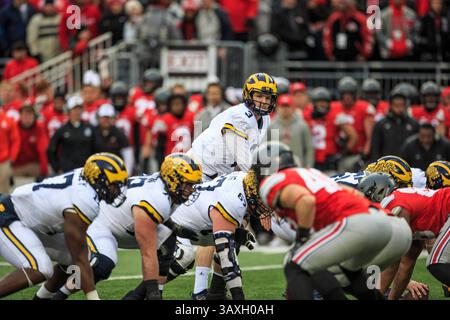 26. November 2016: Michigan Wolverines Quarterback Wilton Speight (3) im Ohio Stadium in Columbus, Ohio, beobachtet die Verteidigung in Überstunden während des NCAA-Fußballspiels zwischen den Michigan Wolverines und Ohio State Buckeyes. JP Waldron/Cal Sport Media (Kreditbild: &Copy; JP Waldron/CSM via ZUMA Wire) Stockfoto